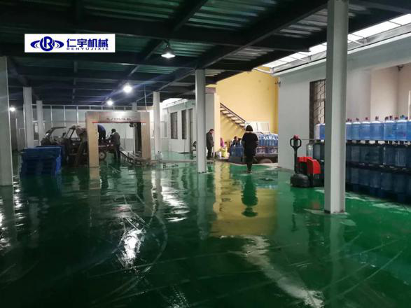 一套桶裝水灌裝設(shè)備多少錢？桶裝水灌裝水灌裝機廠家這樣回答